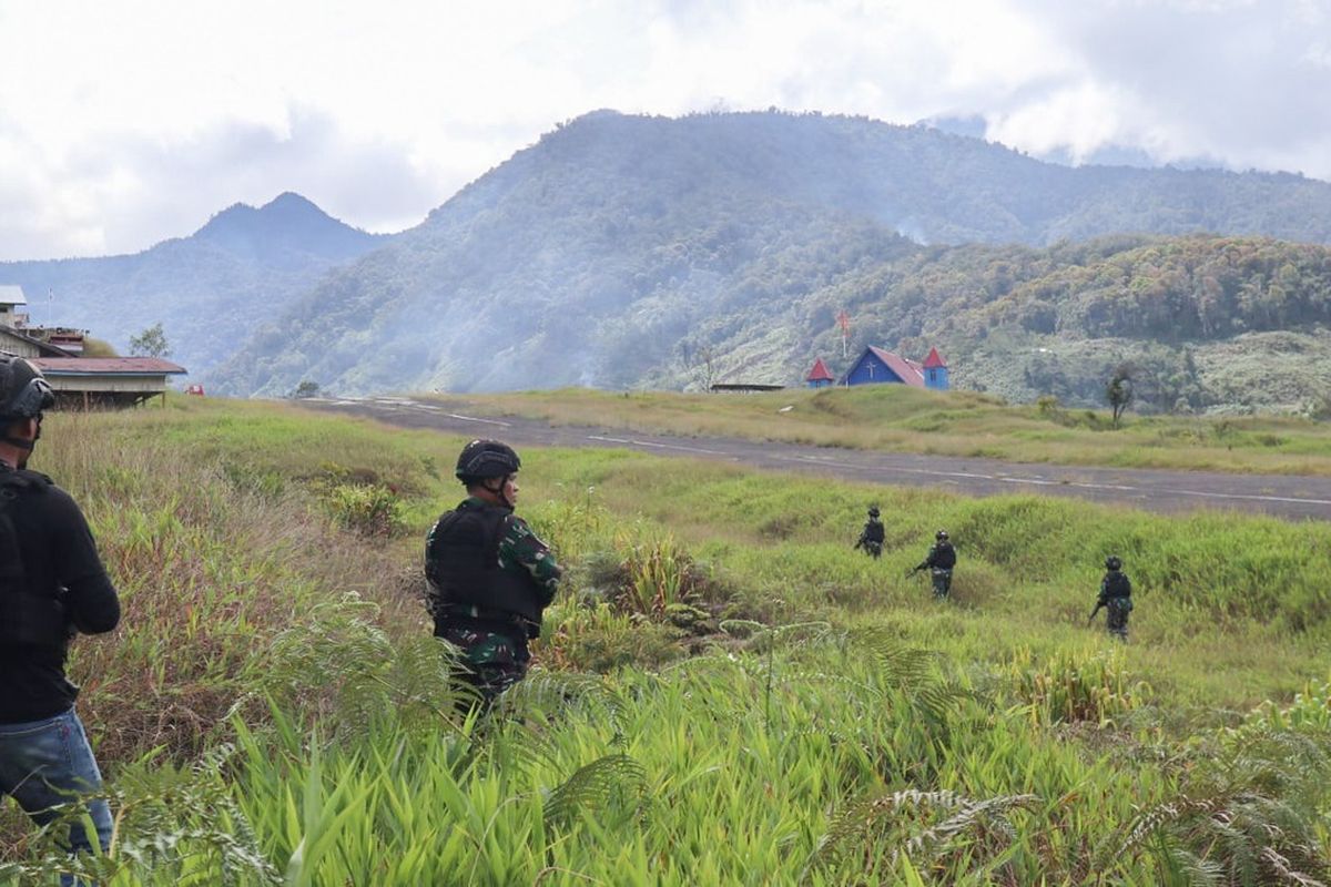 Pangkep, kkb papua, gugur dalam tugas, prajurit TNI gugur di Papua, Letda Fauzi Ahmad Sulkarnain, kontak tembak Kiwirok, prajurit asal Pangkep, Prajurit TNI Asal Pangkep Gugur di Papua, Letda Fauzi Ahmad Sulkarnain Baru Berusia 24 Tahun, Gugur Saat Bertugas di Perbatasan Papua, Tangis Ayah Mengiringi Kepergian Putra Sulung, Sosok Teladan dan Berprestasi, Dimakamkan Secara Militer