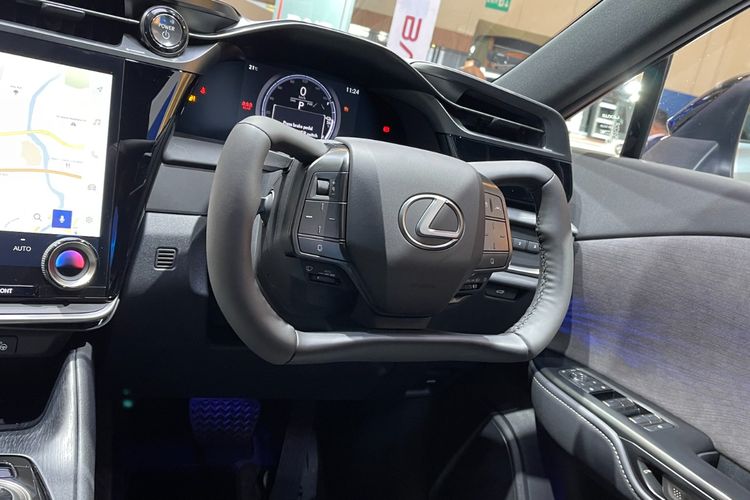 setir, GJAW 2025, Airlangga Hartarto, Yoke Steering Wheel, Kelakar Airlangga: Mobil Lexus Ini Mahal karena Punya Setir Unik