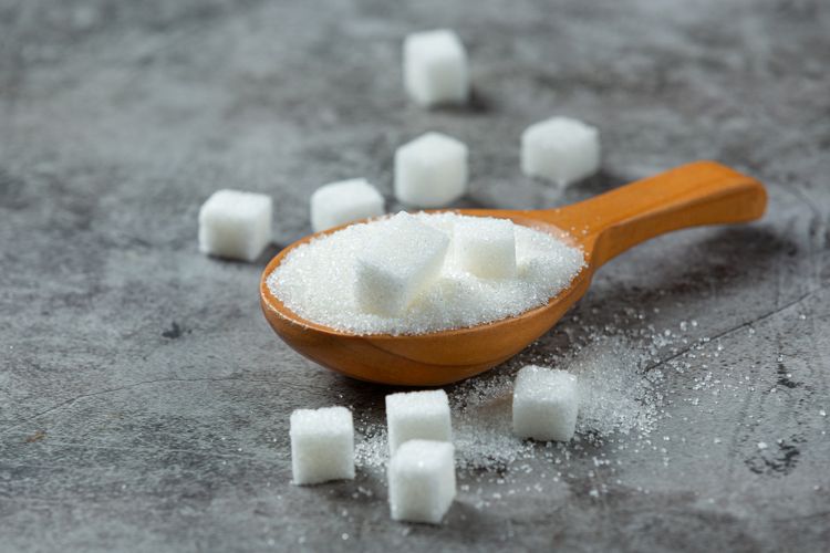 camilan, Awas! Ini 6 Kandungan Tersembunyi di Camilan Populer yang Perlu Diwaspadai, 1. Gula tambahan, 2. Minyak nabati yang diproses, 3. Pemanis buatan, 4. Daftar bahan yang terlalu panjang, 5. Rendah protein dan serat, 6. Penguat rasa