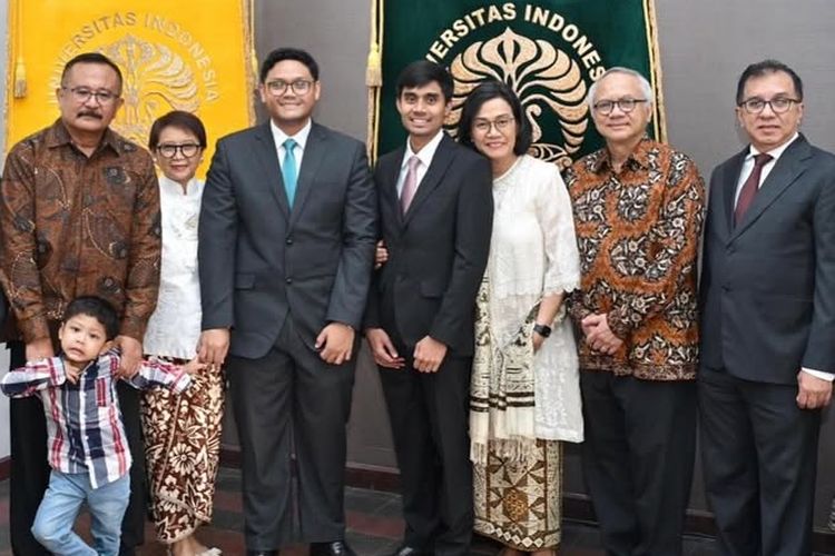 Sri Mulyani, sri mulyani fashion, sri mulyani hadir di wisuda anak, anak sri mulyani, adwin haryo indrawan, 7 Style Sri Mulyani saat Hadiri Wisuda Anak, Kenakan Tunik dan Batik, 1. Tunik putih tulang, 2. Aksen brokat dan renda yang halus, 3. Kain batik bernuansa cokelat, 4. Selendang batik, 5. Heels nude pumps, 6. Rambut bob signature, 7. Aksesori minimalis