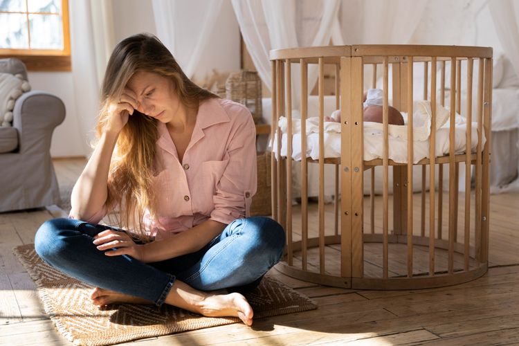 baby blues, postpartum depression, depresi postpartum, baby blues adalah, kesehatan mental ibu, kesepian pasca-melahirkan, perubahan hormon setelah melahirkan, cara mencegah baby blues, Kesepian Pasca-Melahirkan Bisa Membahayakan Mental Ibu, Ini Kata Psikolog, Perubahan hormon ibu pasca-melahirkan dan dampaknya, Risiko baby blues, Pentingnya dampingi ibu pasca-melahirkan di rumah sakit, Risiko depresi postpartum
