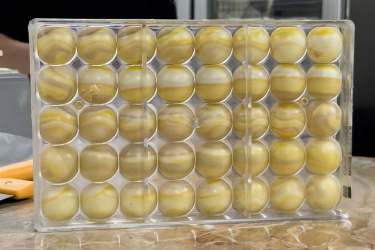 Kirsten Tibballs, Callebaut, cara membuat bola bola cokelat mengkilap, kirsten tibballs masterchef, kirsten tibballs dessert masters, kirsten tibballs, tips membuat cokelat mengkilap, Cara Membuat Bola-Bola Cokelat Mengkilap Sempurna Ala Chef Kirsten Tibballs