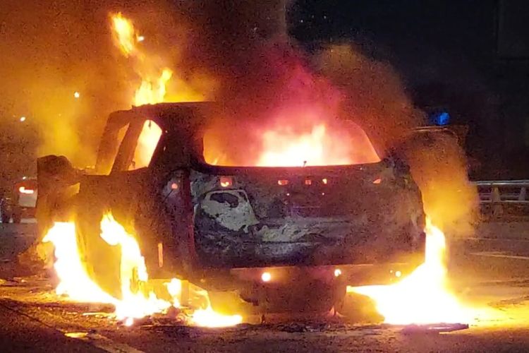 terbakar, jalan tol, Range Rover, mobil terbakar, penanganan mobil terbakar, Belajar dari Range Rover Terbakar di Pasuruan, Begini Penanganannya