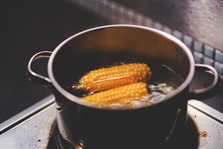 jagung manis, Cara bikin jagung manis, Cara merebus jagung manis, Tips Merebus Jagung Manis Supaya Cepat Empuk dan Tetap Hemat Gas, 1. Kupas kulit jagung terlebih dahulu, 2. Masukkan jagung setelah air mendidih, 3. Gunakan panci besar, 4. Perhatikan durasi perebusan