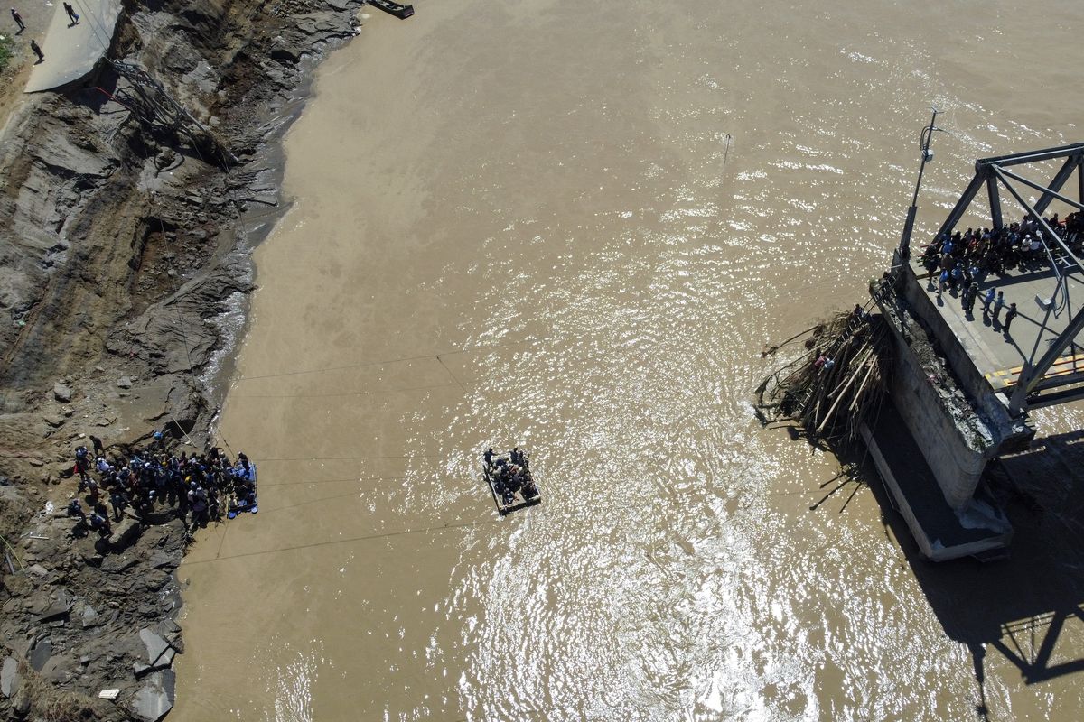 Sumatera, banjir aceh, Akses Jalan Putus, Banjir Sumatera Utara, update banjir sibolga, banjir sumatera, banjir sumatera barat, update banjir sumatera, Update Banjir Sumatera dan Daftar Daerah yang Terisolir, Akses Sibolga masih terputus, Tapanuli Tengah terisolasi, Pengiriman logistik melalui laut, Aceh: Empat wilayah masih belum bisa diakses darat, Koordinasi terus diperkuat