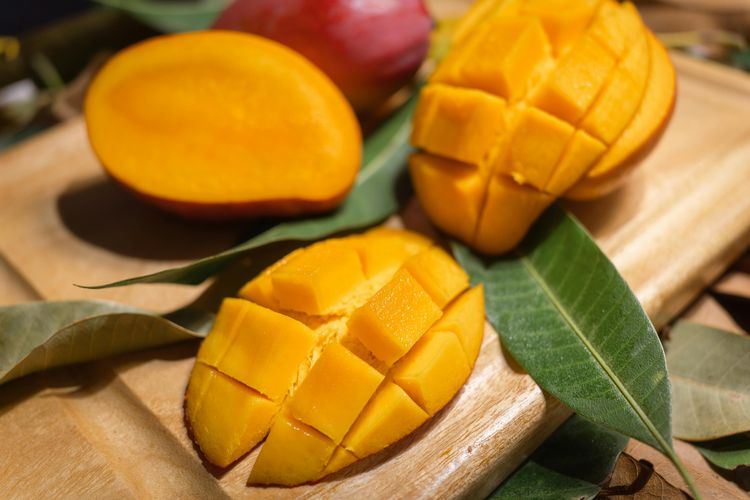 resep olahan mangga, cara memilih mangga matang, cara memilih mangga yang matang dan manis, cara memilih mangga yang sudah matang, mangga manis alami, Cara Pilih Mangga Matang Tanpa Perlu Pegang, Cukup Lihat Cirinya, 1. Perhatikan Warna Kulit Mangga, 2. Lihat dari Tekstur Daging, 3. Cium Aroma Mangga, 4. Hindari Mangga yang Terlalu Matang, 5. Pilih Mangga yang Getah Batangnya Sudah Kering, 6. Hindari Mangga yang Memar atau Berjamur, 7. Pilih Berdasarkan Jenis Mangga Favorit, 8. Simpan dengan Benar Agar Tidak Cepat Busuk