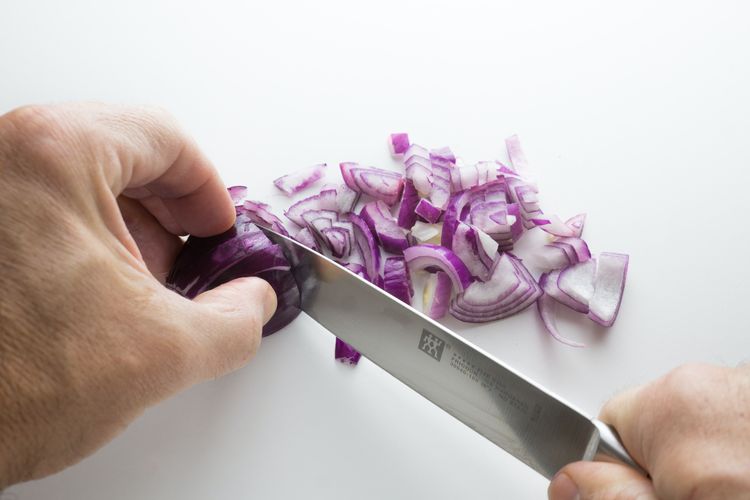 bawang goreng, Cara bikin Bawang Goreng Renyah, cara bikin bawang goreng renyah dan tahan lama, Cara bikin Bawang Goreng Renyah yang Tahan Disimpan Berbulan-bulan, 1. Iris bawang tipis, 2. Racik adonan, 3. Rendam dan baluri bumbu, 4. Goreng dengan api sedang, 5. Simpan dengan benar
