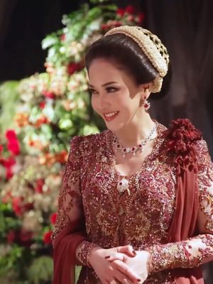 Maia Estianty, 6 Gaya Maia Estianty saat Akad Nikah El Rumi dan Syifa Hadju, Serba Elegan, 1. Kebaya maroon penuh detail bordir, 2. Sanggul tradisional yang rapi, 3. Rangkaian bunga sebagai pemanis rambut, 4. Riasan wajah soft glam yang flawless, 5. Perhiasan merah yang serasi, 6. Selendang sebagai sentuhan manis