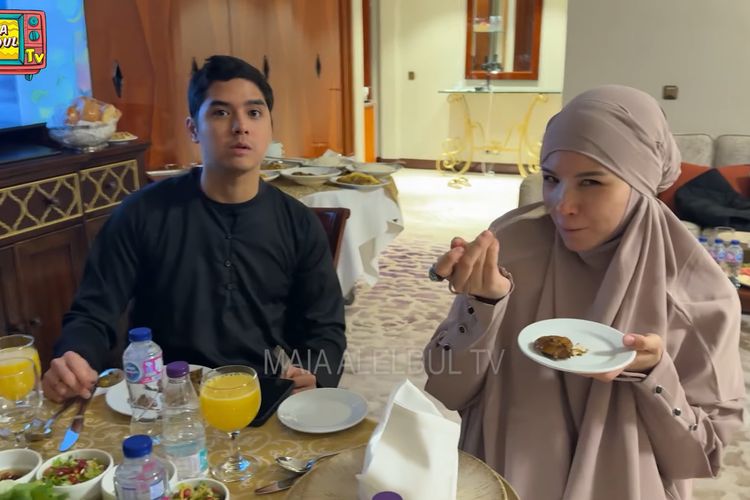 Alyssa Daguise, Maia Estianty, Tampil Kembaran dengan Maia Estianty, Ini 9 Gaya Umrah Alyssa Daguise, 1. Tampil kembaran dengan Maia Estianty, 2. Gamis nyaman untuk ibu hamil 4 bulan, 3. Abaya hitam polos yang klasik, 4. Hijab hitam minimalis, 5. Busana warna netral bernuansa earthy, 6. Siluet longgar yang mengutamakan kenyamanan, 7. Makeup natural yang nyaris tanpa polesan, 8. Tampilan serasi dengan pasangan, 9. Busana putih yang bersih dan menenangkan