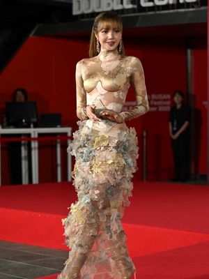 Lisa BLACKPINK, Maison Margiela, Lalisa Manoban, Busan International Film Festival, outfit Lisa BLACKPINK, busana lisa blackpink, baju lisa blackpink, biff 2025, busan international film festival 2025, dress lisa blackpink, Potret Lisa Blackpink di Busan International Film Festival 2025, Pakai Dress Maison Margiela