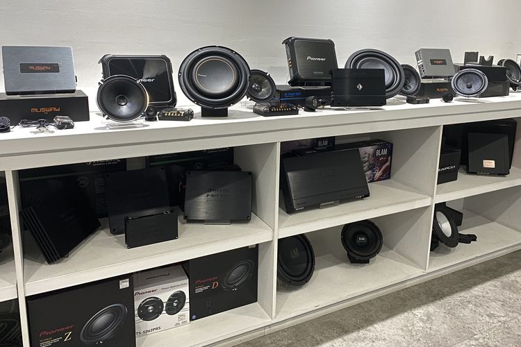 modifikasi audio mobil, Subwoofer, kualitas suara, Tingkatkan Kualitas Audio Mobil Anda dengan Modifikasi Sederhana, Audio Mobil Penting untuk Kenyamanan Berkendara, Modifikasi Audio Mobil yang Direkomendasikan oleh Ahli, Pentingnya DSP dalam Meningkatkan Kualitas Suara, Subwoofer sebagai Pelengkap Spektrum Suara, Peningkatan Audio yang Terjangkau dan Mudah