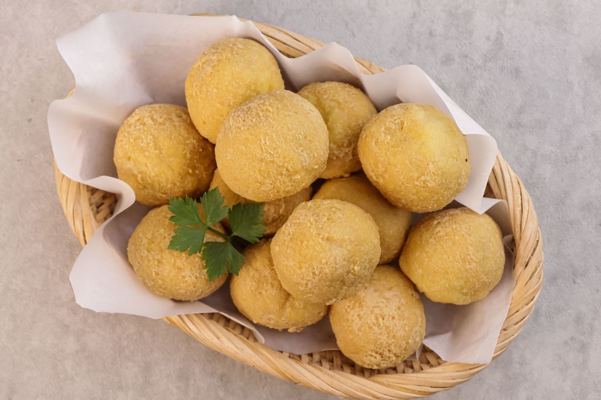 tahu bulat, resep tahu bulat, tahu bulat kopong, tahu bulat mengembang, membuat tahu bulat, bahan tahu bulat, Cara Membuat Tahu Bulat Kopong Pakai 1 Telur, Ini Tips Agar Mengembang!, Siapkan tahu putih, Siapkan adonan tahu, Diamkan adonan tahu, Goreng adonan