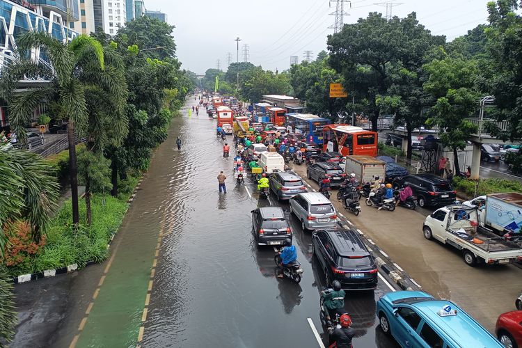 Waspada Macet di Cawang UKI Imbas Genangan, Cek Rute Alternatifnya