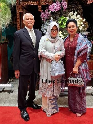 Titiek Soeharto, wastra nusantara, hut ke 80 ri, busana titiek soeharto, gaya titiek soeharto, 6 Gaya Titiek Soeharto Pakai Wastra Indonesia, Serba Merah Saat HUT ke-80 RI, 1. Serba merah di HUT ke-80 RI, 2. Anggun dengan kebaya hitam, 3. Kebaya hijau yang segar, 4. Elegan dalam balutan songket biru, 5. Kebaya biru muda yang manis, 6. Kebaya burgundy