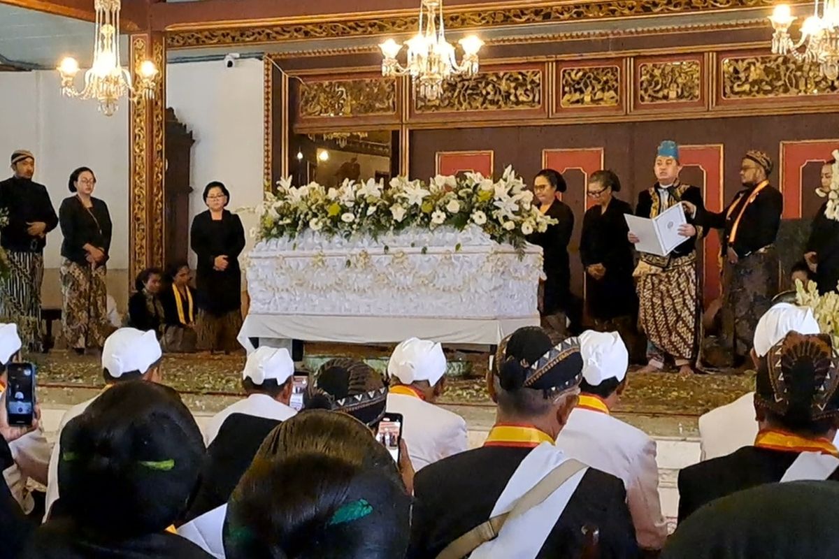 Pakubuwono XIII, Gusti Purboyo, raja keraton Solo, Keraton Kasunanan Surakarta, putra mahkota keraton solo, gusti purboyo, Putra Mahkota Keraton Solo Deklarasikan Diri sebagai Raja di Depan Jenazah PB XIII, Sejarawan: Siasat Cerdas, Deklarasi Raja Baru di Tengah Duka, Dukungan dari Keluarga: Langkah Sesuai Adat, Siasat Cerdas di Tengah Duka, Tradisi Suksesi di Mataram Islam, Sah Secara Adat, tapi Perlu Restu Sesepuh, Menuju Era Baru PB XIV