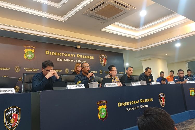 kematian diplomat, Kematian diplomat, diplomat kemlu, diplomat adp, diplomat Kemlu ADP, diplomat adp meninggal, Keluarga Tak Percaya Diplomat Kemlu ADP Bunuh Diri, Desak Penyelidikan Dilanjutkan, Keluarga Yakin ADP Tidak Bunuh Diri, Ajakan Kawal Proses Penyelidikan, Polisi: Tidak Ditemukan Unsur Pidana, Hasil Forensik: Mati Lemas, Bukan karena Luka Berat, Ditemukan Sidik Jari ADP di Lakban, Konsultasi Psikologis Dianggap Privasi, Bukan Bukti Niat Bunuh Diri, Keluarga Minta Proses Hukum Tidak Dihentikan, Kontak Bantuan