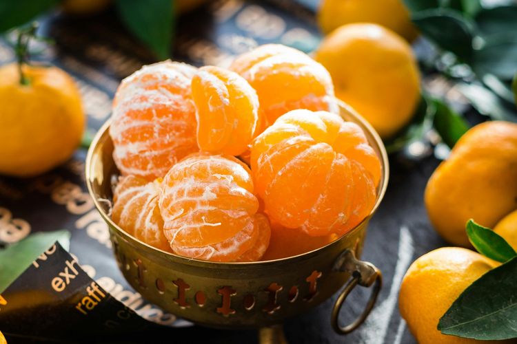 makanan, penumbuh rambut, 7 Makanan Penumbuh Rambut Alami yang Wajib Dikonsumsi Setiap Hari, 1. Telur (Protein dan Biotin), 2. Bayam (Zat Besi dan Vitamin A/C), 3. Jeruk dan Buah Sitrus (Vitamin C), 4. Kacang-kacangan dan Biji-bijian (Asam Lemak Omega-3), 5. Gandum Utuh/Oatmeal (Biotin dan Seng), 6. Wortel (Vitamin A), 7. Alpukat (Vitamin E)