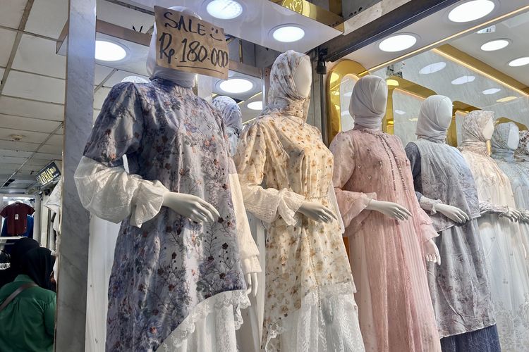 10 Rekomendasi Toko Busana Muslim Murah di Tanah Abang, 1. Pop Star Starla, 2. Mileea.id, 3. Amanah Collection, 4. Kintamani, 5. Eunique Boutique, 6. Lancar Fashion, 7. Su’Nie by Niche, 8. Zhifara Muslim Wear, 9. Attin Collection, 10. Sonia Moeslim