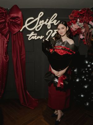 Syifa Hadju, gaya Syifa Hadju, Gaya Syifa Hadju, El Rumi, syifa hadju ulang tahun, gaya syifa hadju, busana syifa hadju, syifa hadju dan el rumi, makeup syifa hadju, Gaya Syifa Hadju Rayakan Ulang Tahun ke-25, Pakai Gaun Merah, 1. Gaun merah strapless, 2. High heels hitam, 3. Gaya rambut dan makeup, 4. Anting minimalis, 5. Dekorasi serba merah