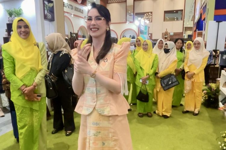 Arumi Bachsin, INACRAFT 2026, Arumi Bachsin Pakai Busana Tenun yang Didesain Sendiri, Cerita di balik outfit Arumi Bachsin, Selendang Tenun yang diolah jadi busana, Sentuhan akhir yang sederhana dan elegan, INACRAFT 2026, Panggung Kriya Nusantara