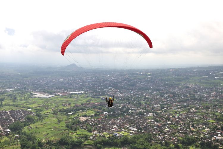 Malang, wisata di Malang, Rekomendasi 7 Tempat Wisata di Malang Raya, Banyak Pemandangan Alam, 1. Bukit Budug Asu (Lereng Gunung Arjuno), 2. Puncak Bundu (Bukit Purwo), 3. Kebun Teh Wonosari, 4. Bukit Kuneer, 5. Brakseng (Sumber Brantas), 6. Paralayang Batu (Gunung Banyak), 7. Bukit Waung (Pantai Modangan)