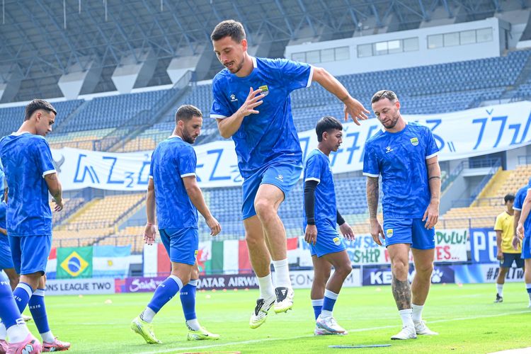 Persib Bandung, Dewa United, Borneo FC Samarinda, Persib Bandung vs Dewa United, Bojan Hodak, Thom Haye, Jadwal Persib Bandung Vs Dewa United, Misi Thom Haye Kejar Borneo FC