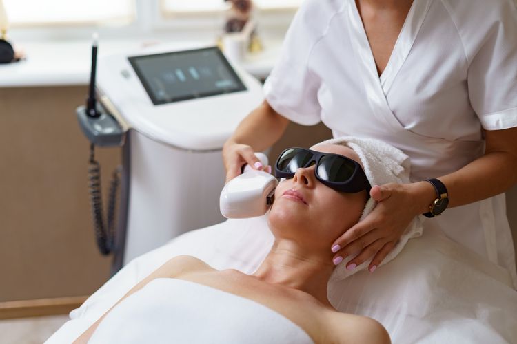 treatment, Flek hitam, hiperpigmentasi, mengatasi flek hitam, flek hitam di wajah, flek hitam, mengatasi flek hitam di wajah, treatment untuk flek, treatment flek hitam, Daftar Treatment untuk Menghilangkan Flek Hitam di Wajah, Sudah Coba?, 1. Laser treatment , 2. Chemical peeling, 3. Cryosurgery, 4. Microdermabrasion