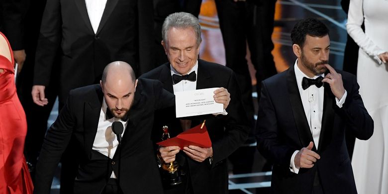 panggung Oscar, Kontroversi Terbesar Oscar, dari Salah Umumkan Pemenang hingga Tamparan Will Smith, 1. Protes Marlon Brando saat memenangkan Oscar, 2. Aksi pelari telanjang di panggung Oscar, 3. Kesalahan pengumuman film terbaik, 5. Kritik soal keberagaman nominasi, 6. Kontroversi terbaru menjelang Oscar 2026