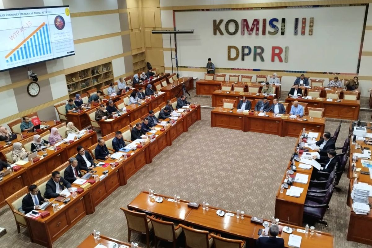 Mahkamah Konstitusi, Komisi III DPR, putusan MK, Rudianto Lallo, Hasbiallah Ilyas, komisi III DPR, mahkamah konstitusi, Putusan MK, pemilu dipisah, mk pisah pemilu, Mahkamah Konstitusi Dapat Sorotan Tajam Terkait Pemisahan Pemilu Nasional dan Daerah, Respons Mahkamah Konstitusi, Penjelasan Wakil Ketua MK, Dilema Konstitusional, Kritik dari Akademisi