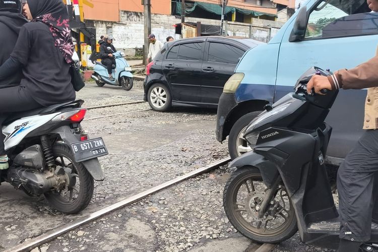 Arsenal, tertabrak kereta, perlintasan sebidang, perlintasan kereta, Palang Pintu Perlintasan, Belajar dari Insiden Alex Manninger Eks Kiper Arsenal Kecelakaan KA