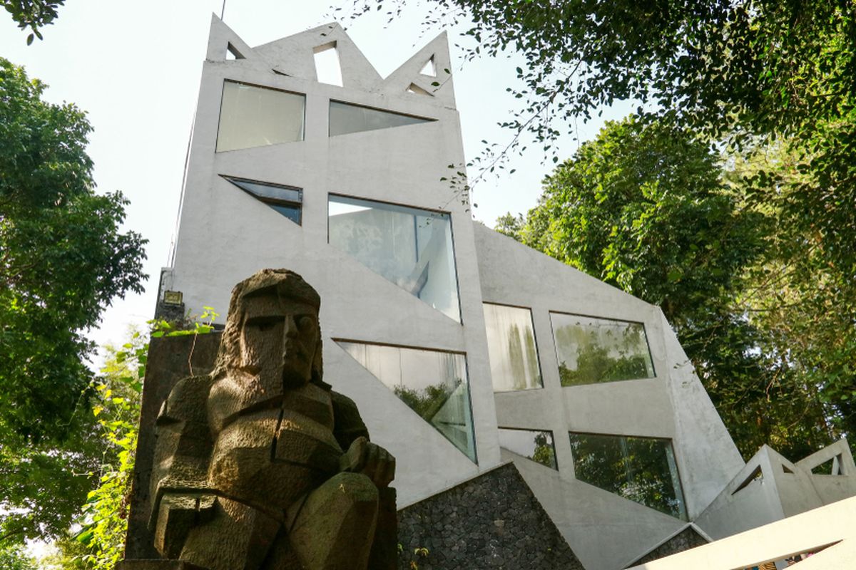10 Wisata Hits Yogyakarta Selain Malioboro, Jangan Lupa Mampir, 1. Obelix Hills, 2. HeHa Sky View, 3. Bunker Kaliadem, 4. Museum Ullen Sentalu, 5. Hutan Pinus Mangunan, 6. Ledok Sambi, 7. Puncak Segoro, 8. Studio Alam Gamplong, 9. Blue Lagoon, 10. Tebing Breksi