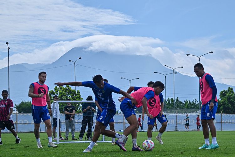 Persib, Bojan Hodak, Liga 1 2025-2026, Patricio Matricardi, Piala Presiden 2025, Persib Bandung, Berita Foto, BERITA FOTO: Potret Pemain Baru Persib di Latihan Perdana Pramusim