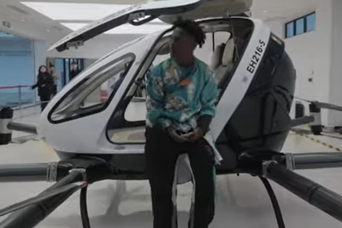 IShowSpeed, China, drone china, ishowspeed ke china, IShowSpeed Terpukau Saat ke China: Jajal Mobil Terbang, hingga Melihat Robot Humanoid Joget, Menjajal mobil terbang, Melihat robot humanoid berjoget, Melihat kecanggihan Huawei Mate XT Ultimate Design, Melihat kecanggihan drone di China