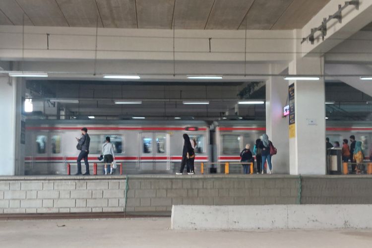 Bandung, Commuter Line, KA Lokal Walahar, KA Lokal Garut, bandung, jakarta ke bandung naik kereta, ka lokal garut, Begini Cara Naik Kereta ke Bandung dari Jakarta dengan Biaya Rp 16.000 Saja