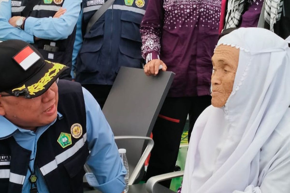 jemaah haji, Lampung, jemaah haji berusia 107 tahun, jemaah haji tertua, jemaah haji lansia, jemaah haji berusia 107 tahun dari lampung, Nenek 107 Tahun Asal Lampung Ini Tuntaskan Ibadah Haji 2025, Pulang dengan Senyum dan Syukur