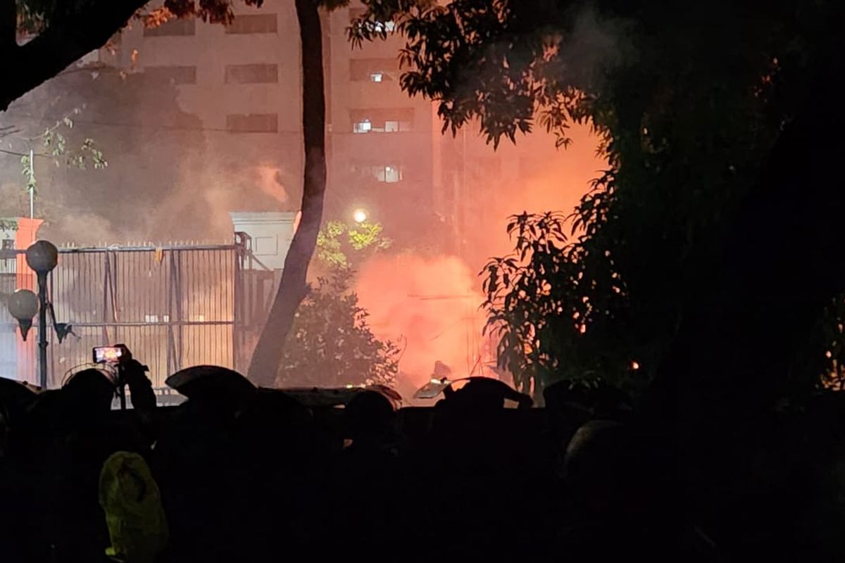 Prabowo, media asing, Demo  mahasiswa di DPR ricuh, demo 29 agustus 2025, Demo 29 Agustus, Media Asing Soroti Demo di Indonesia: Singgung Tunjangan DPR dan Kematian Tragis Affan, Reuters: Ujian Pertama Prabowo, Rupiah dan Saham Tertekan, BBC: Pemakaman Affan Jadi Simbol Perlawanan, Al Jazeera: Puncak Kekecewaan Ekonomi dan Politik, AFP: Protes Terbesar Sejak Prabowo Menjabat
