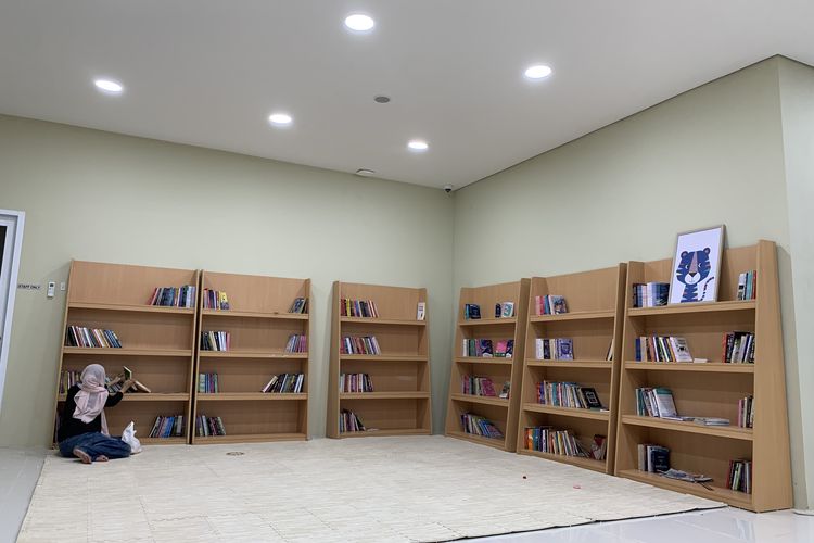Taman Bendera Pusaka, Serba Gratis, Ini 10 Fasilitas di Taman Bendera Pusaka yang Punya Lapangan Padel, 1. Lintasan lari sepanjang 1,2 kilometer, 2. Area bermain (playground), 3. Lapangan padel dan olahraga lainnya, 4. Perpustakaan atau ruang baca, 5. Toilet dan mushala, 6. Amfiteater, 7. Parkir gratis, 8. Spot foto, 9. Tempat duduk, 10. Kuliner