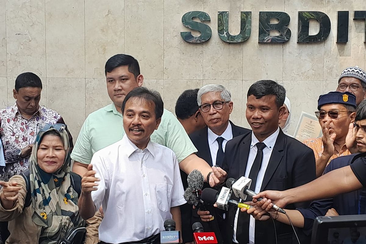 Roy Suryo, Jokowi, Yogyakarta, ijazah jokowi, kasus ijazah palsu, Reuni UGM, Tak Ubah Sikap Roy Suryo soal Ijazah Jokowi, Disebut Tidak Hadir Sebagai Alumni, Seragam Reuni UGM Tidak Wajib, Jokowi Singgung Isu Ijazah saat Sambutan, Kasus Ijazah Palsu Masuk Tahap Penyidikan, Jokowi Lapor Balik Dugaan Fitnah dan Pencemaran Nama Baik