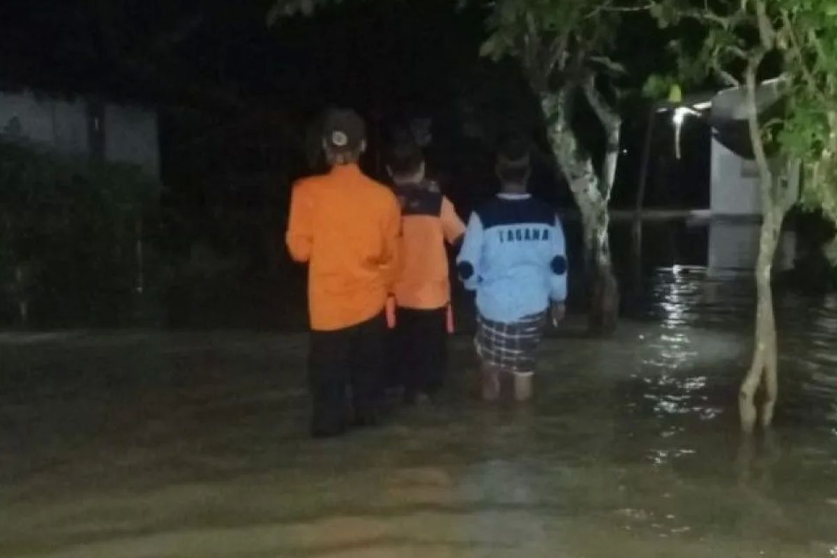 banjir, BPBD Kabupaten Serang, Sungai Cidanau, Banjir Sungai Cidanau Rendam Rumah dan Ponpes di Cinangka Serang, Hujan Deras Picu Luapan Sungai Cidanau, Rumah Warga dan Ponpes Terendam Banjir, Ketinggian Air Capai 60 Sentimeter, BPBD Turunkan Personel dan Koordinasi Lintas Instansi
