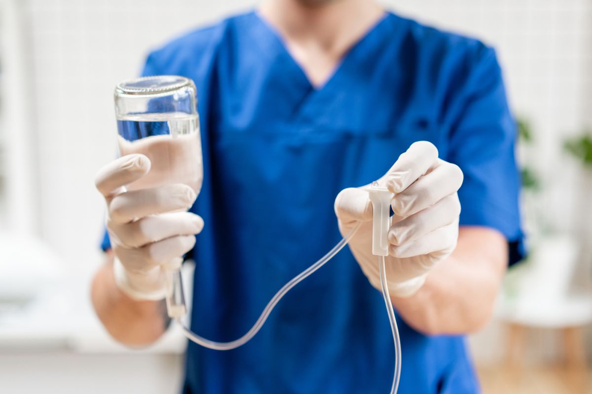 IV drip, IV Drip Tak Hanya untuk Orang Sakit, Ini Panduan Aman Penggunaannya, Tidak Hanya untuk Orang Sakit, Bisa Disesuaikan dengan Kebutuhan, Seberapa Sering Boleh Dilakukan?, Hal yang Perlu Diperhatikan Sebelum IV Drip
