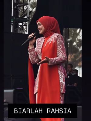Siti Nurhaliza, Pestapora, Pestapora 2025, siti nurhaliza pestapora, outfit siti nurhaliza, 6 Outfit Siti Nurhaliza di Pestapora 2025, Nuansa Oranye yang Manis, 1. Hijab oranye terang, 2. Setelan berpayet, 3. Potongan longgar dengan detail drapery, 4. Scarf oranye menjuntai, 5. Makeup flawless bernuansa soft glam, 6. Aksesori minimalis