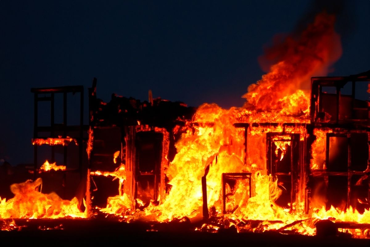kebakaran, 4 Kedai di Pantai Pelayaran Jepara Terbakar, Diduga akibat Korsleting Listrik