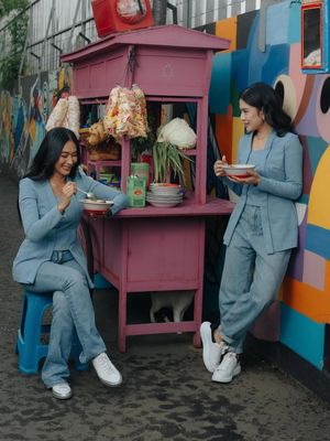 Happy Salma, 5 Gaya OOTD Happy Salma dan Dian Sastro Saat Makan Soto, Kembaran Pakai Kutu Baru, 1. Kebaya kutu baru, 2. Warna cerah, 3. Celana denim, 4. Sneakers putih, 5. Gaya rambut natural dan aksesori minimalis