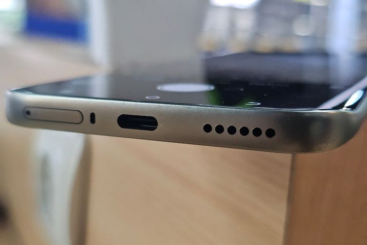 Tecno, Camon 50 Pro, Hands-on Tecno Camon 50 Pro 5G, HP Mid-range yang Enteng dan Elegan, Layar curved yang estetik dan sudut lengkung yang bikin nyaman, Melihat sisi-sisi lain, Layarnya juga "clean look", Spesifikasi Tecno Camon 50 Pro 5G, Harga Tecno Camon 50 Pro 5G di Indonesia