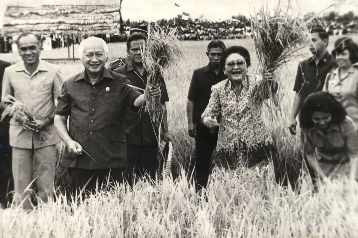 Soeharto, presiden soeharto, Biografi Soeharto, sejarah soeharto, Soeharto pahlawan nasional, presiden soeharto diusulkan jadi pahlawan nasional, Soeharto Orde Baru, soeharto memilih militer, sejarah soeharto orde baru, Soeharto, dari Anak Petani hingga Presiden, Pernah Menolak Jadi Pegawai Bank untuk Masuk Militer, Awal Kehidupan di Kemusuk, Berpindah-pindah Sekolah, Pernah Jadi Pegawai Bank Sebelum Memilih Militer, Cinta dan Kehidupan Rumah Tangga, Kejatuhan dan Akhir Kekuasaan