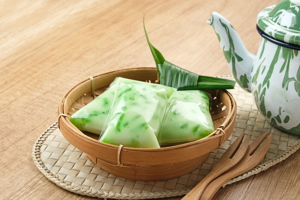 Awug-Awug Mutiara, jajanan tradisional, makanan khas indonesia, awug-awug mutiara, awug awug mutiara tanpa daun pisang, camilan tradisional kukus, Resep Awug-Awug Mutiara Kelapa Muda, Simpel Cuma Diaduk dan Kukus