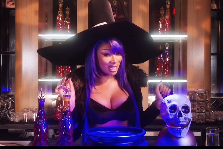 halloween, Kim Kardashian, Megan Thee Stallion, Victoria Justice, kostum halloween, inspirasi kostum Halloween, apa itu halloween, north kardashian, chloe bailey, Gaya 7 Selebritas Merayakan Halloween 2025, Victoria Justice Jadi Pengantin Zombie, 1. Megan Thee Stallion, 2. Chlöe Bailey, 3. Janelle Monáe, 4. Victoria Justice, 5. Busy Philipps, 6. Kim Kardashian, 7. Keke Palmer