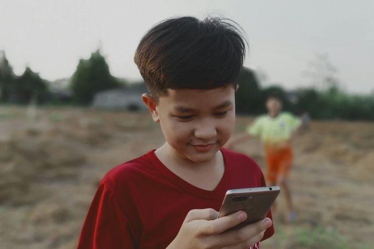 penggunaan gadget, dampak gadget bagi anak, dampak anak main gadget, anak main gadget, bahaya anak main gadget, bahaya anak main hp terus, Ini Bahaya Anak Main Gadget Tanpa Batasan Menurut Psikolog