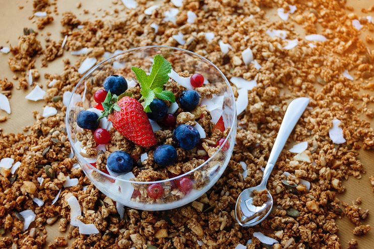 tips sahur, tips sarapan, makanan untuk sarapan, makanan untuk sahur, 6 Makanan yang Kurang Pas untuk Sahur atau Sarapan, Bikin Cepat Lapar, 1. Yogurt berperisa, 2. Muffin kemasan, 3. Smoothie dan jus kemasan, 4. Donat dan kue manis, 5. Granola dan batangan granola kemasan, 6. Daging olahan
