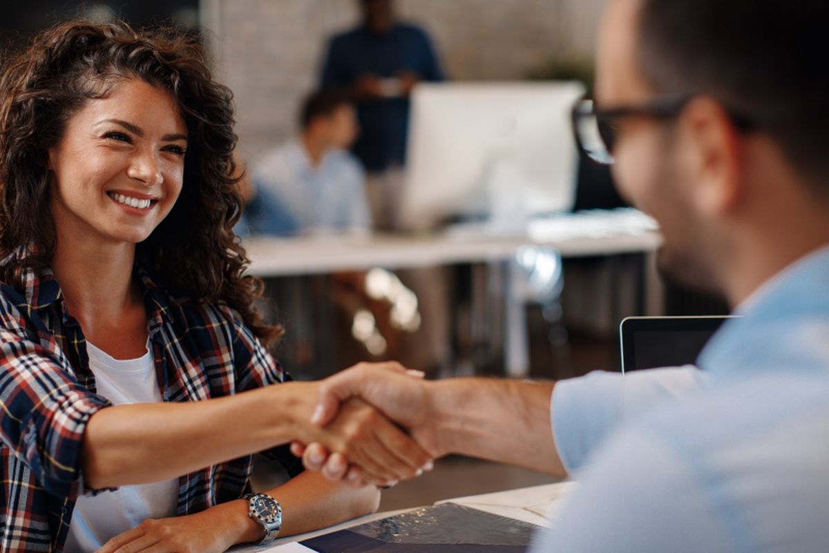 First Impression, First Impression yang Bikin Orang Langsung Suka Tanpa Kamu Sadar, Apa Itu First Impression?, Kenapa First Impression Bisa Bikin Orang Langsung Suka?, Hal yang Membentuk First Impression, Cara Membuat First Impression yang Positif, Kesalahan yang Sering Dilakukan, Tanda First Impression Kamu Berhasil